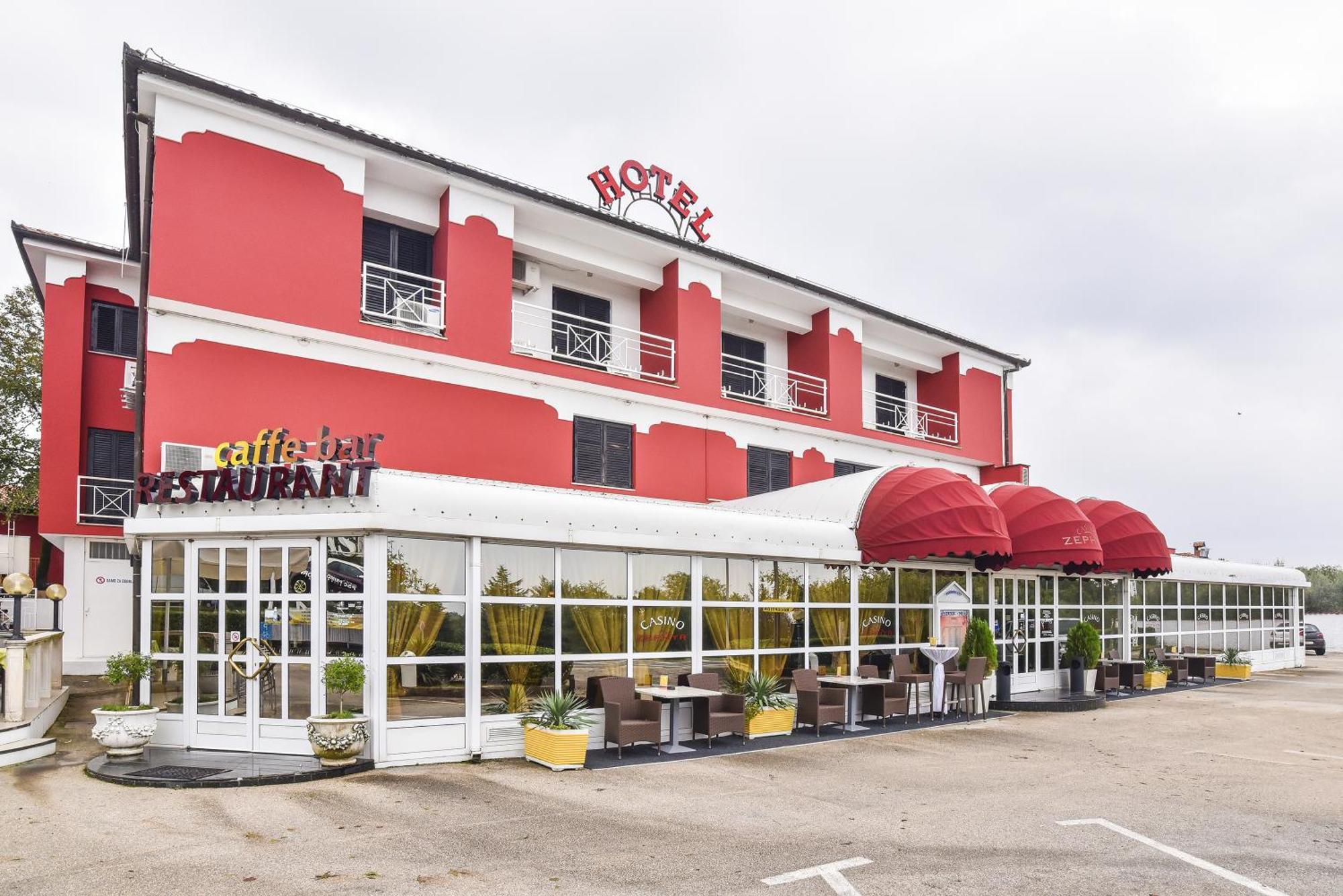 Hotel Zephyr - Plovanija Buje Kültér fotó